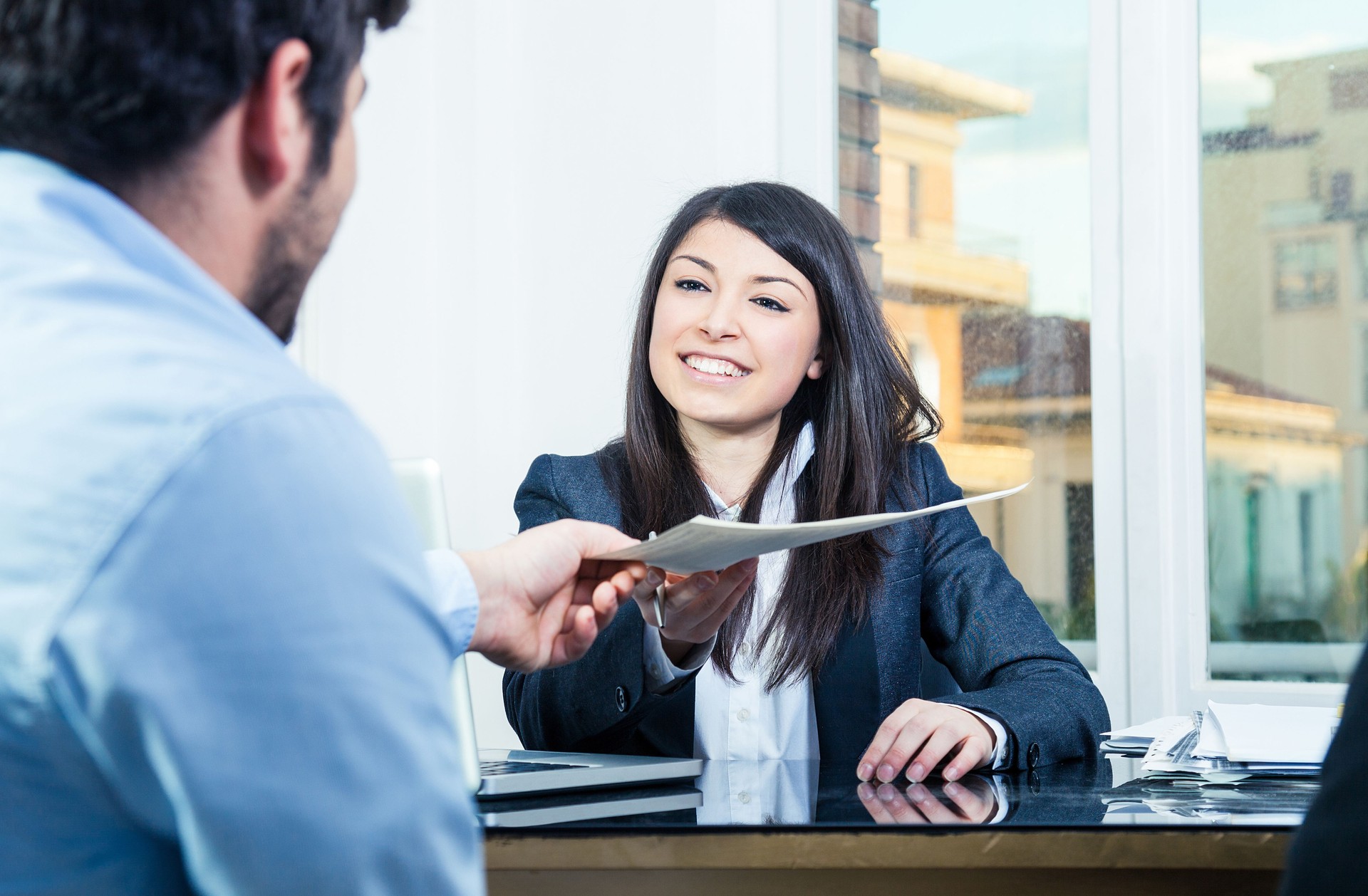 Homme confiant recevant un contrat d'une femme